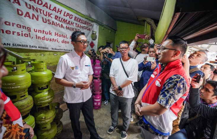 Kunjungi Pangkalan pada Pusat Pusat Kota Bandung, Wamen BUMN Pastikan Stok LPG 3 Kg Aman