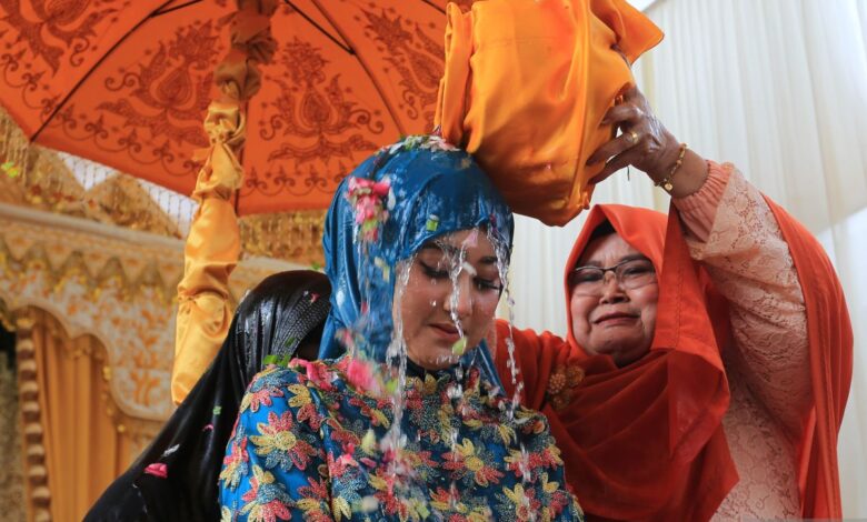 Mengenal tradisi siraman pengantin di pernikahan Jawa juga Sunda